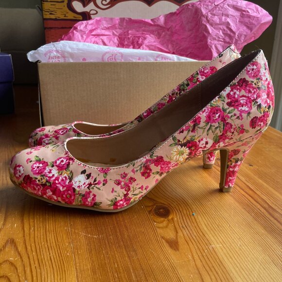 Barbie Pink Floral Pumps size 8-8.5 NEVER WORN w/ box - Picture 2 of 7